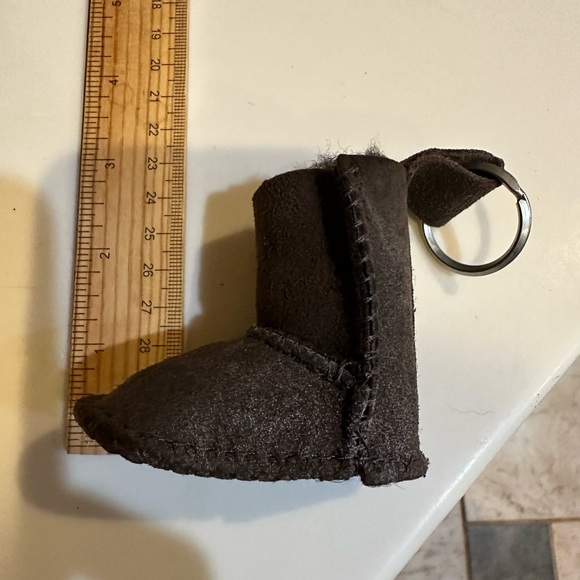 VTG NEW UGG KEYCHAIN WITH ORIGINAL SEALED CHAPSTICK BROWN SHEARLING LAMB SKIN 3” - Picture 14 of 14